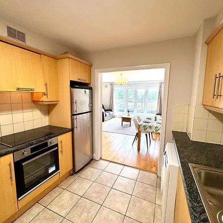 דירה Comfy 3bd & Airport Access