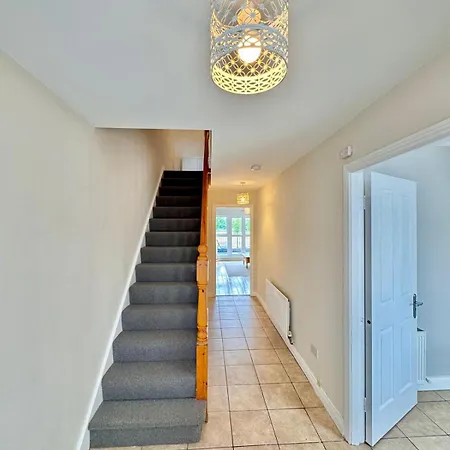 Comfy 3bd & Airport Access Apartmán